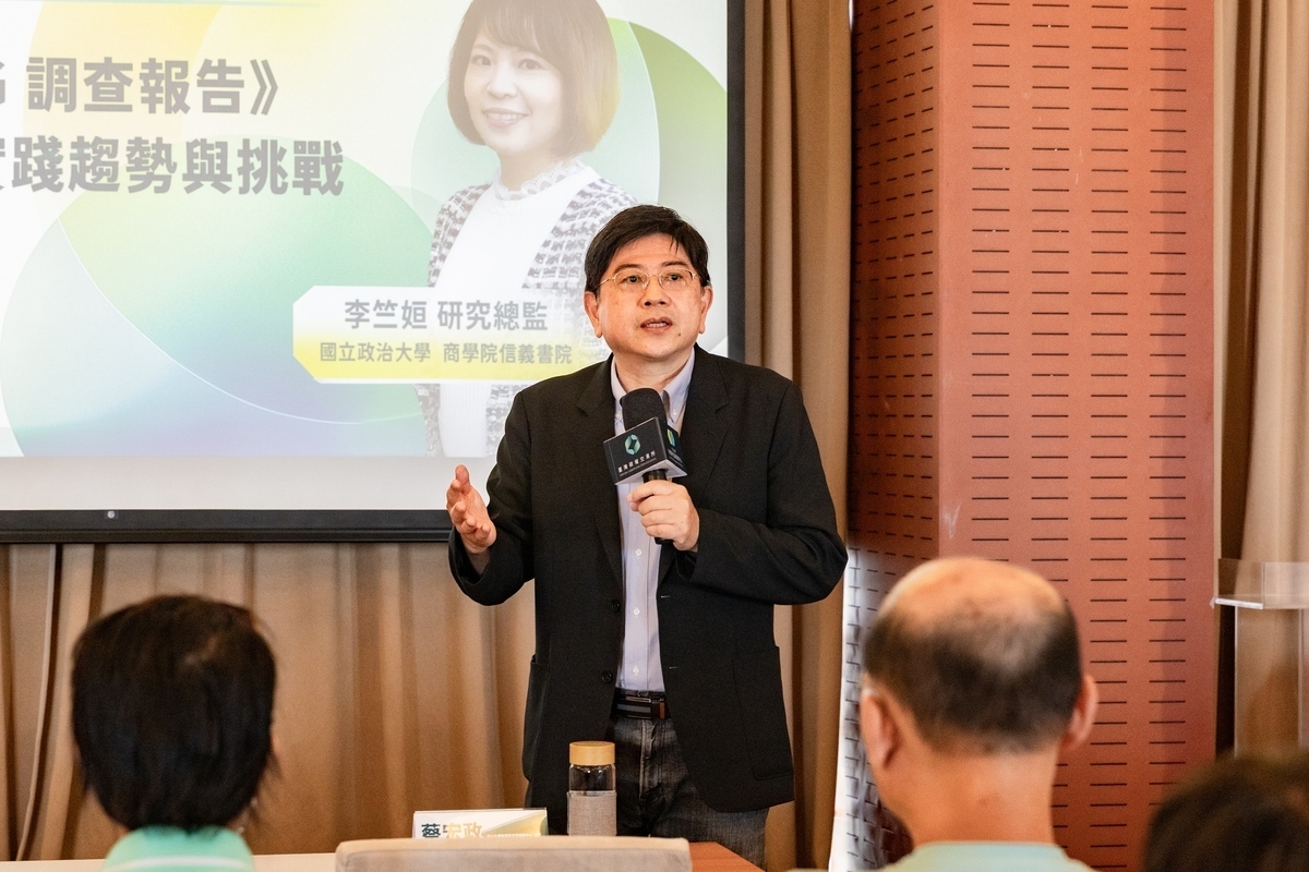 國立中山大學碳權研究與服務中心主任蔡宏政教授開場,認為大學肩負社會責任應透過知識力創造社會公共利益。(另開新視窗/jpg檔)圖片